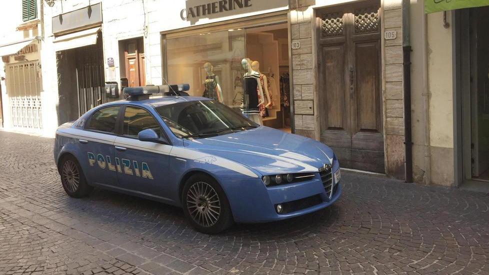 Ruba un vestito e fugge dal negozio