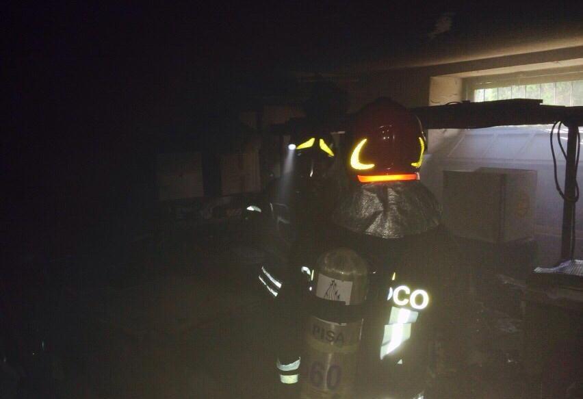 Paura in una palazzina per un incendio nello scantinato