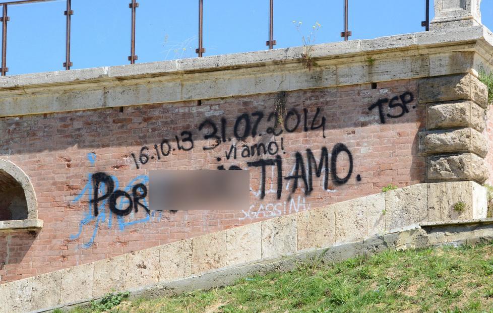 Anche le bestemmie sul bastione Maiano imbrattato con spray 