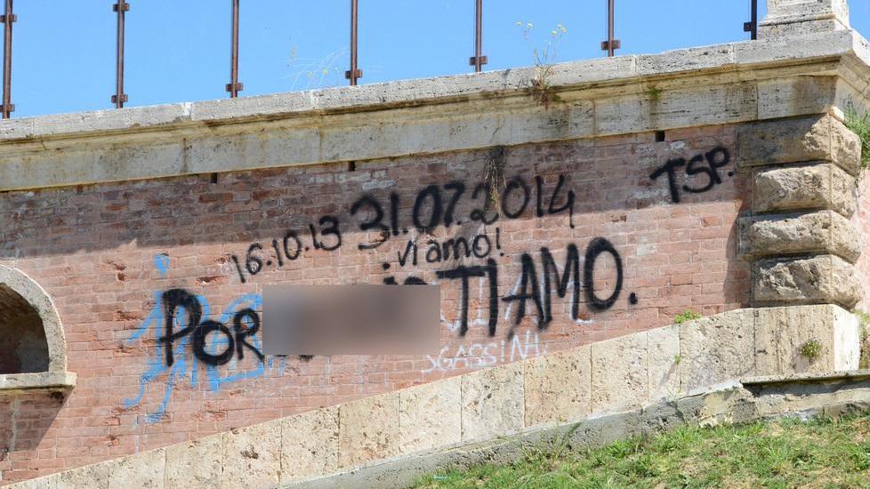 Anche le bestemmie sul bastione Maiano imbrattato con spray