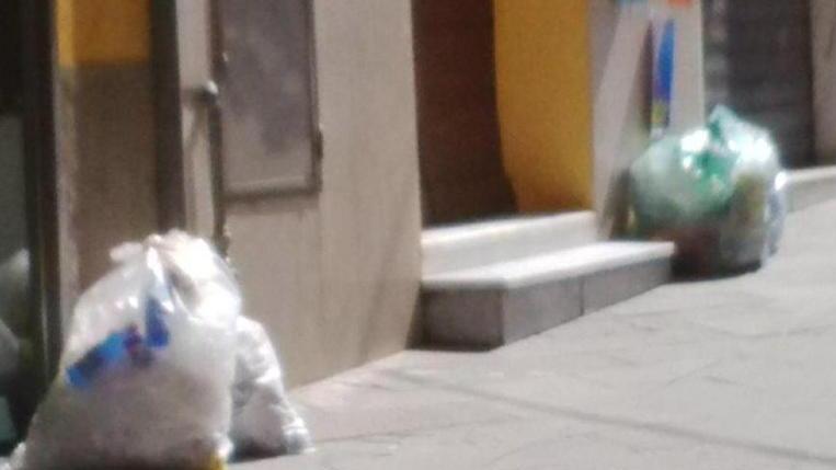 Rifiuti sulla strada all’ora di pranzo