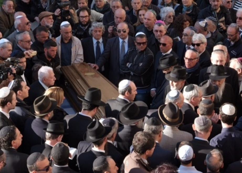 Addio a Toaff davanti alla sinagoga L’abbraccio della “sua” Livorno 