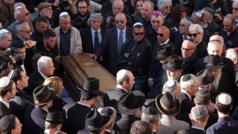 Addio a Toaff davanti alla sinagoga L’abbraccio della “sua” Livorno