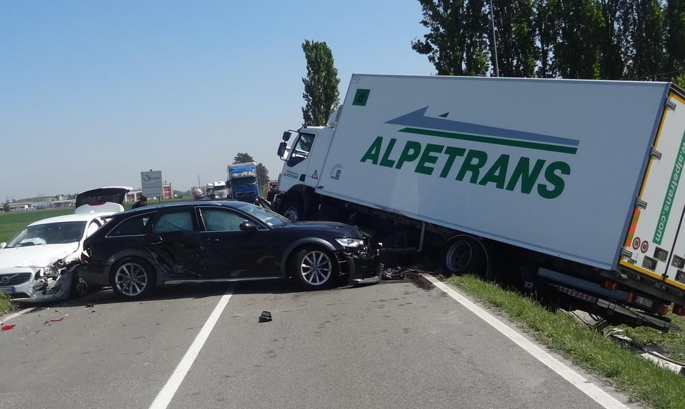 Scontro tra due auto e un tir: Ss12 chiusa