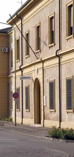 Lascia la figlioletta sola in casa per ore 