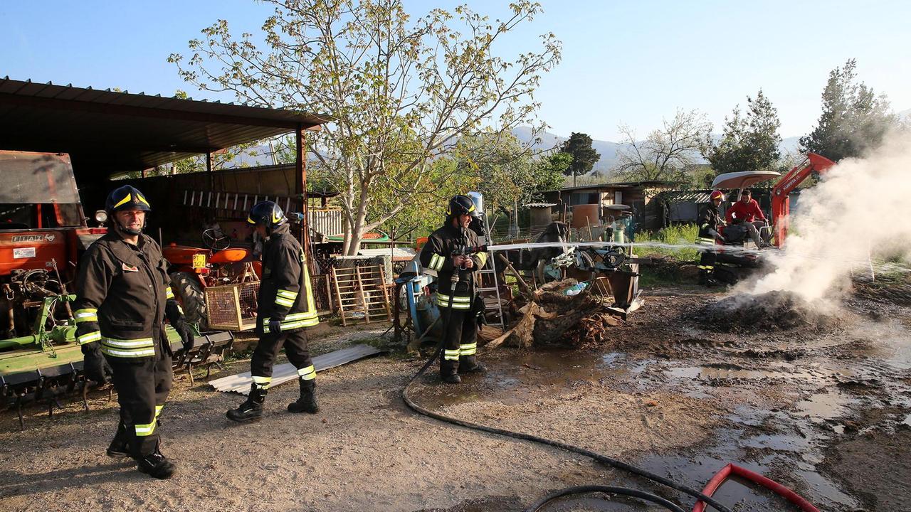 L'incendio in via Biccimurri (foto Nucci)