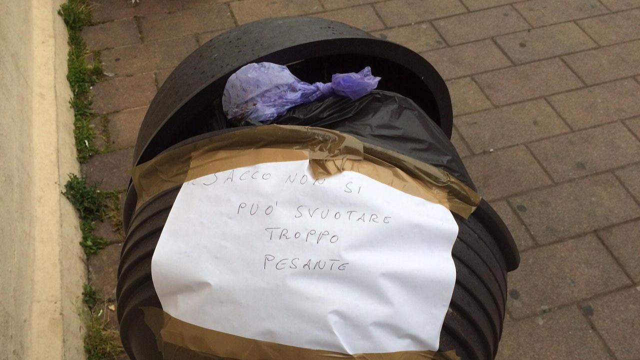 Il cestino con il foglio che ha scatenato le proteste degli esercenti di vicolo Bargilli (foto Falorni)