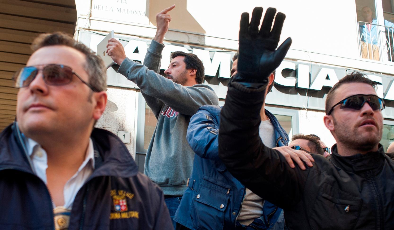 Il leader leghista Matteo Salvini risponde ai contestatori mostrando il dito medio (foto Stefanini Pentafoto)