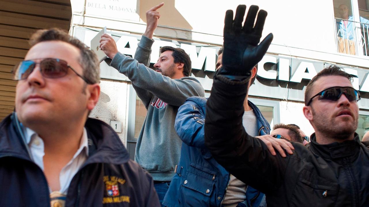 Il leader leghista Matteo Salvini risponde ai contestatori mostrando il dito medio (foto Stefanini Pentafoto)