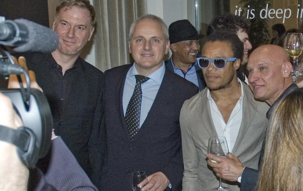 Gianni Overi (secondo da sinistra) con l'ex calciatore Edgar Davids al Salone del mobile