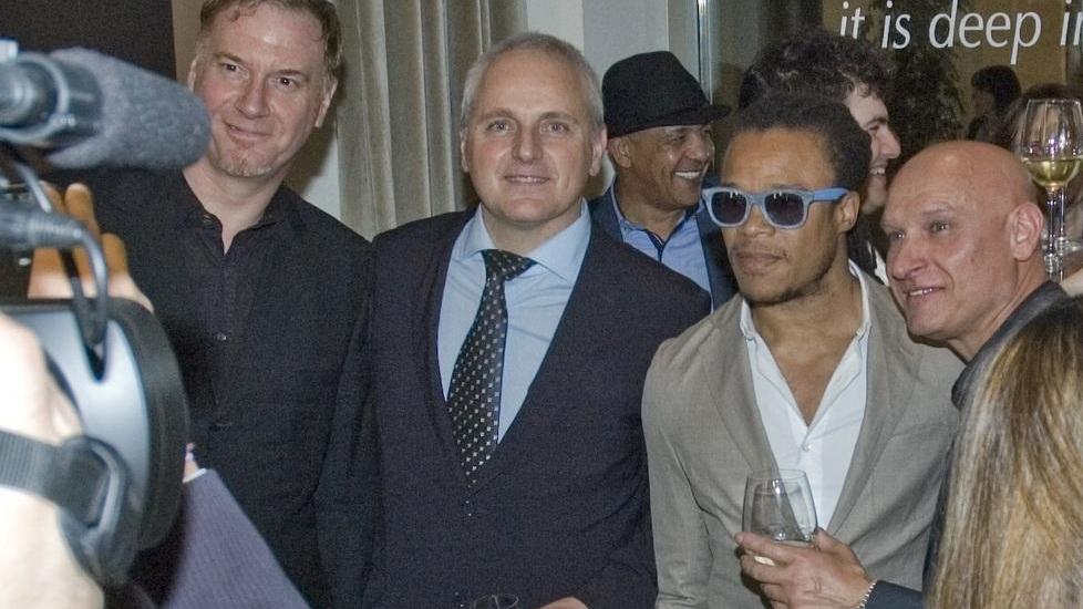 Gianni Overi (secondo da sinistra) con l'ex calciatore Edgar Davids al Salone del mobile