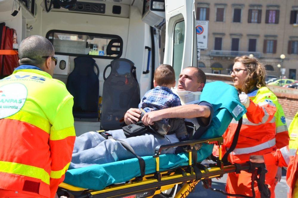 Il piccino ferito in braccio al babbo (Silvestri/Pentafoto)