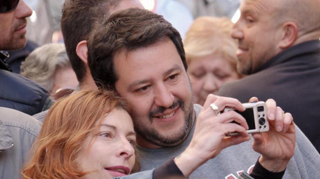 Una elettrice si fa un selfie insieme al leader leghista Matteo Salvini (Marzi Pentafoto)