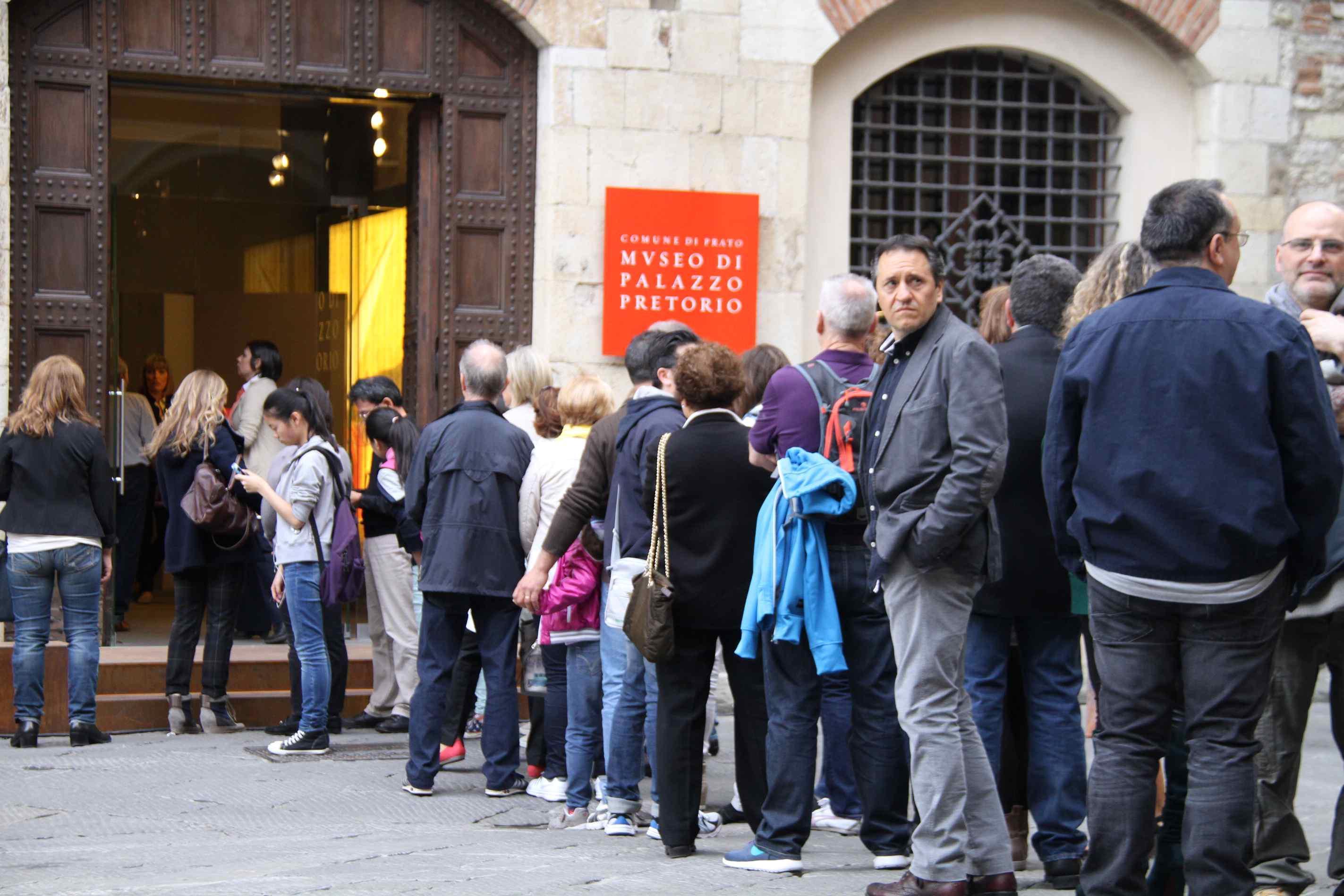 Visitatori in coda davanti al museo Palazzo Pretorio