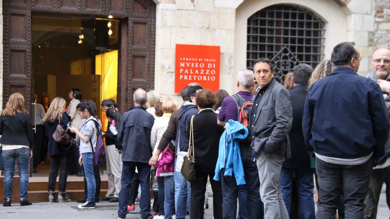 Visitatori in coda davanti al museo Palazzo Pretorio