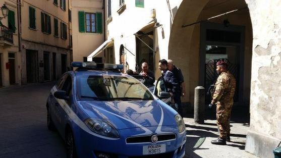 La volante porta lo scippatore in Questura