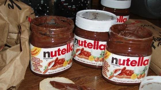 Vasetti di Nutella e pane