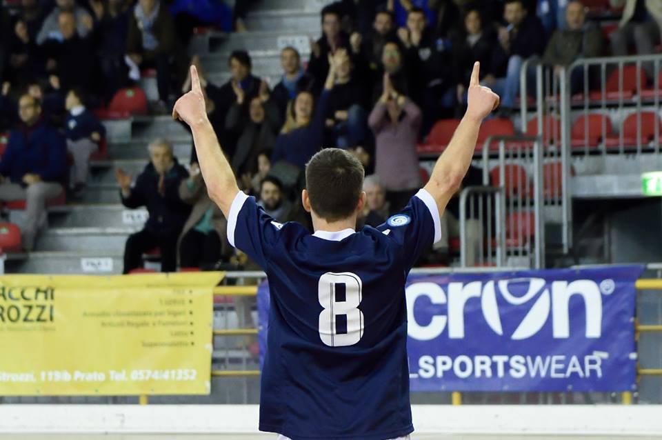 Simon del Prato Calcio a 5 festeggia una vittoria rivolto al pubblico