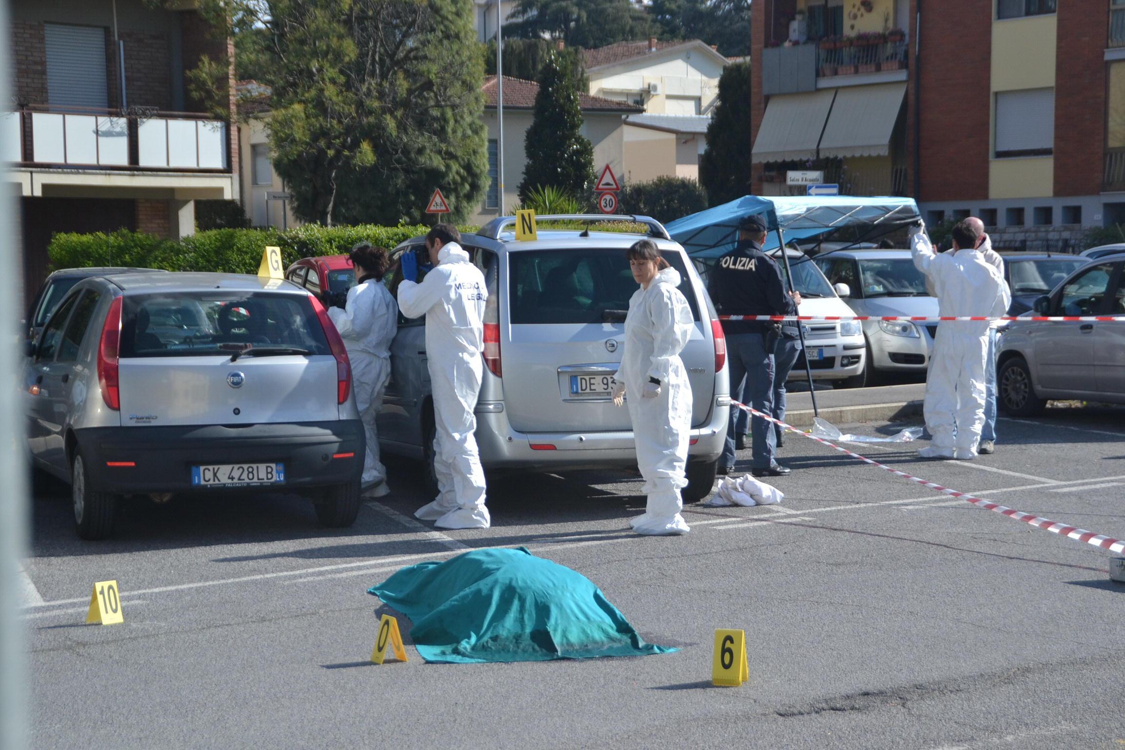 Gli inquirenti sul luogo del delitto  