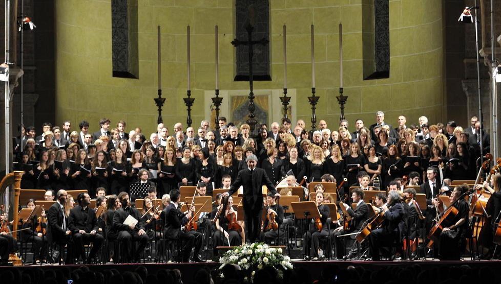 Coro e orchestra del Boccherini sul palco del Giglio