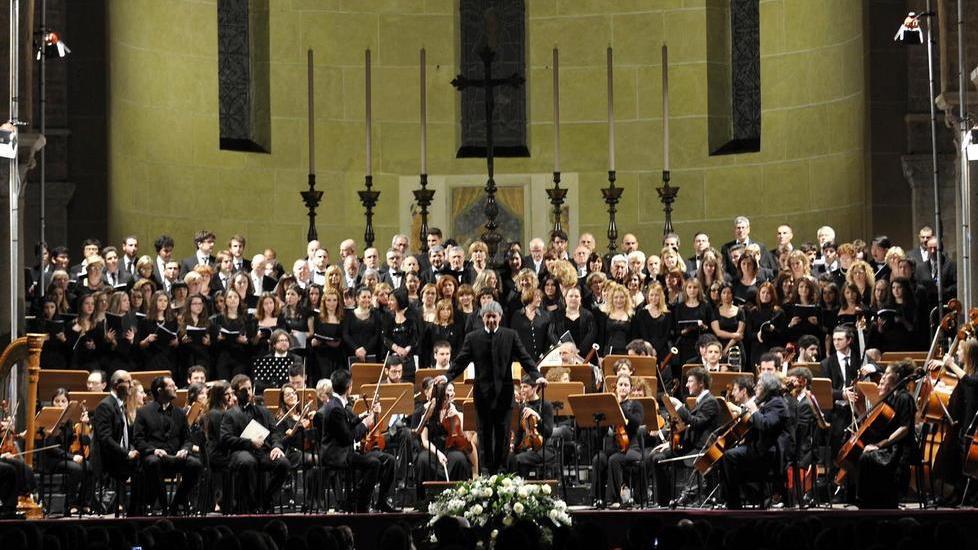 Coro e orchestra del Boccherini sul palco del Giglio