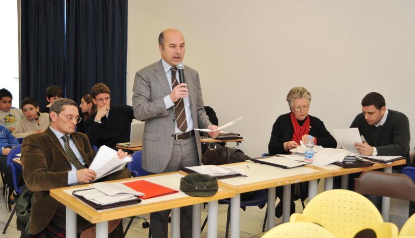 Paolo Barabino (in piedI) in aula consiliare durante la passata legislatura