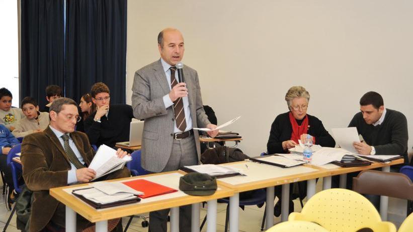 Paolo Barabino (in piedI) in aula consiliare durante la passata legislatura