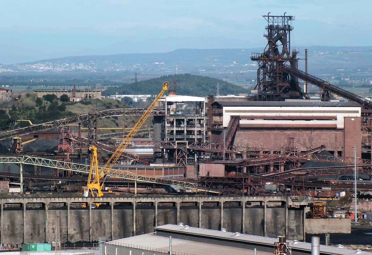 Una panoramica dello stabilimento ex Lucchini (foto Paolo Barlettani)