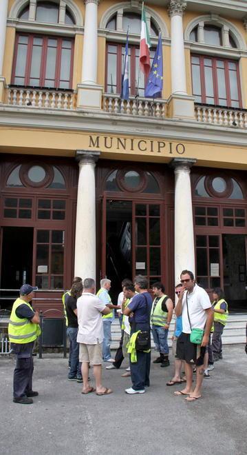 Pietrasanta, 32 assunzioni nell'azienda versiliese dei rifiuti
