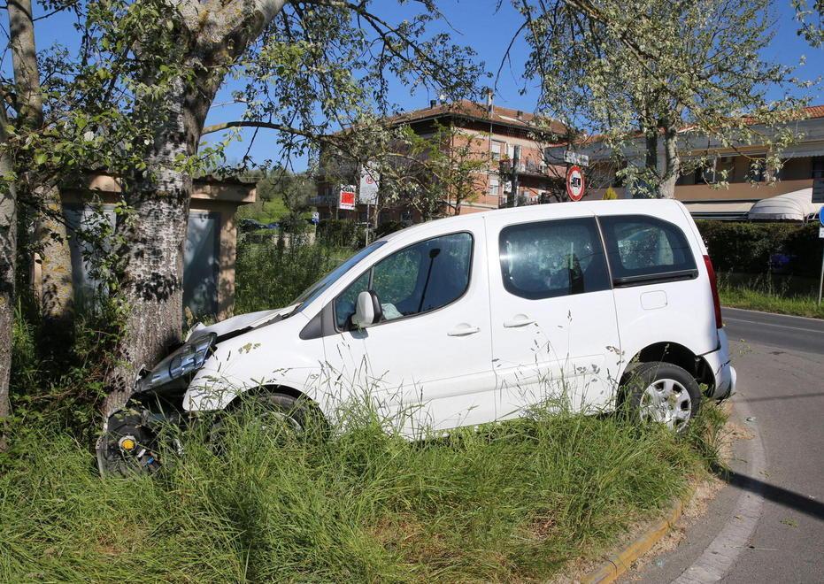 Dopo il tamponamento il furgone finisce contro l’albero