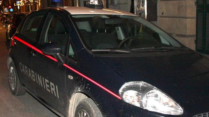 Spinto nell’auto e rapinato in Darsena