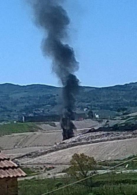 Fiamme tra i rifiuti a Scapigliato 
