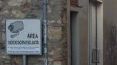 «Qui nessuno pulisce» E i negozianti fanno da soli