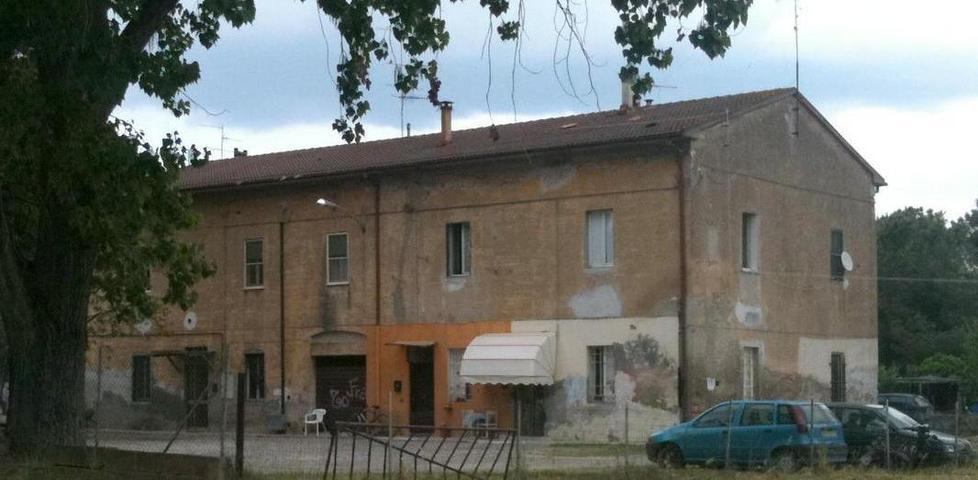 Occupano una casa lasciata libera poco prima