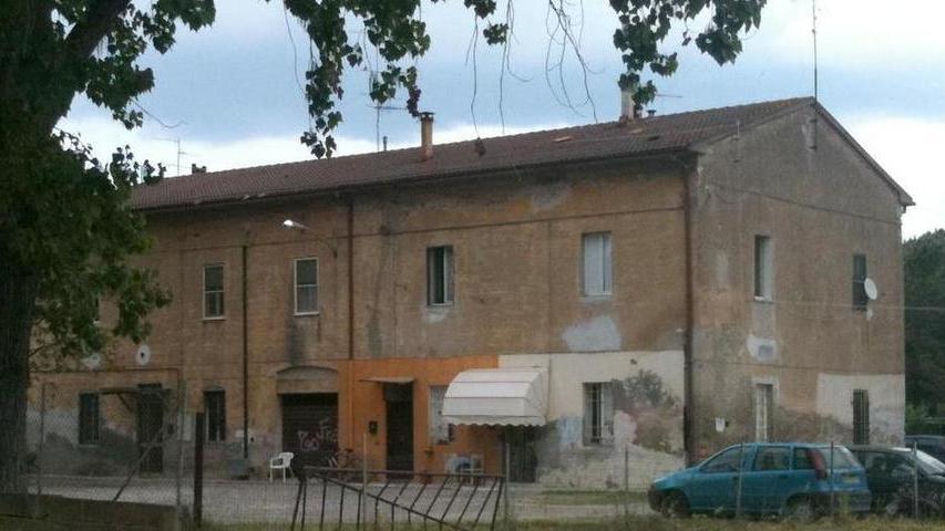 Occupano una casa lasciata libera poco prima