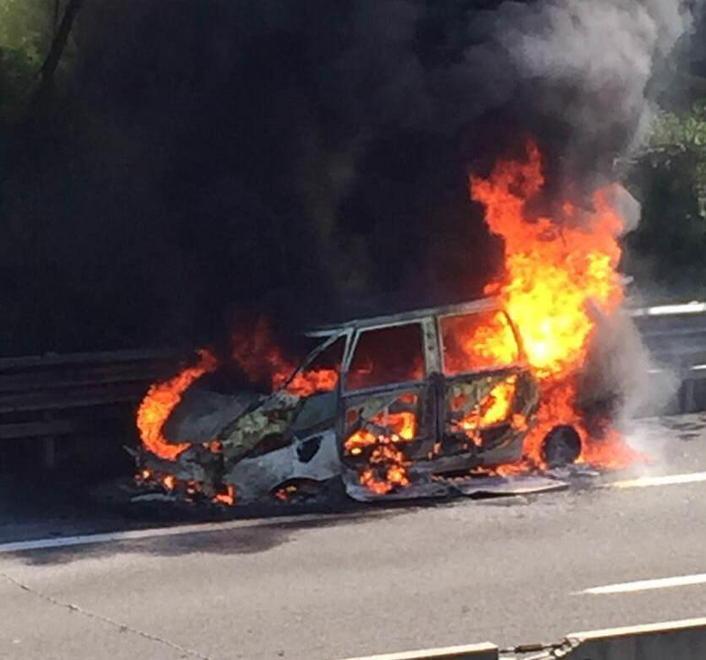 Auto in fiamme sull’autostrada e traffico in tilt