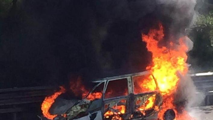 Auto in fiamme sull’autostrada e traffico in tilt