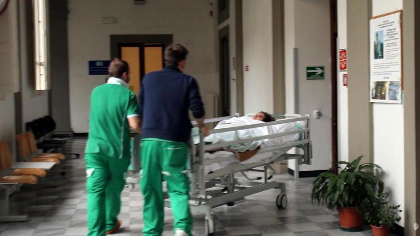 Sta meglio l’impiegata di 27 anni ricoverata a Pescia
