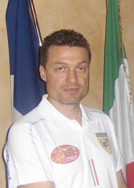 Non lo pagano, fa vedere la pistola 