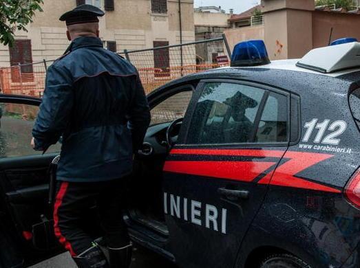 L’aspetta sotto casa e tenta di rapinarla: preso 