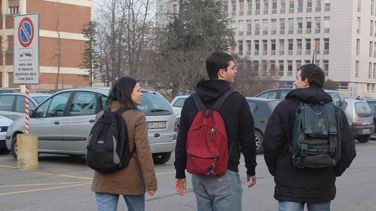 Trova borsa con assegni e la dà alla polizia