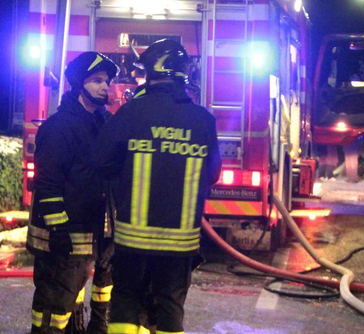 Paura per un’auto in fiamme 