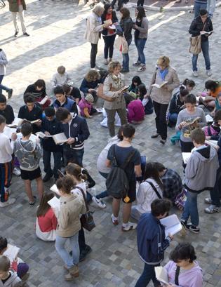 In piazza c’è il “Flash book mob” 