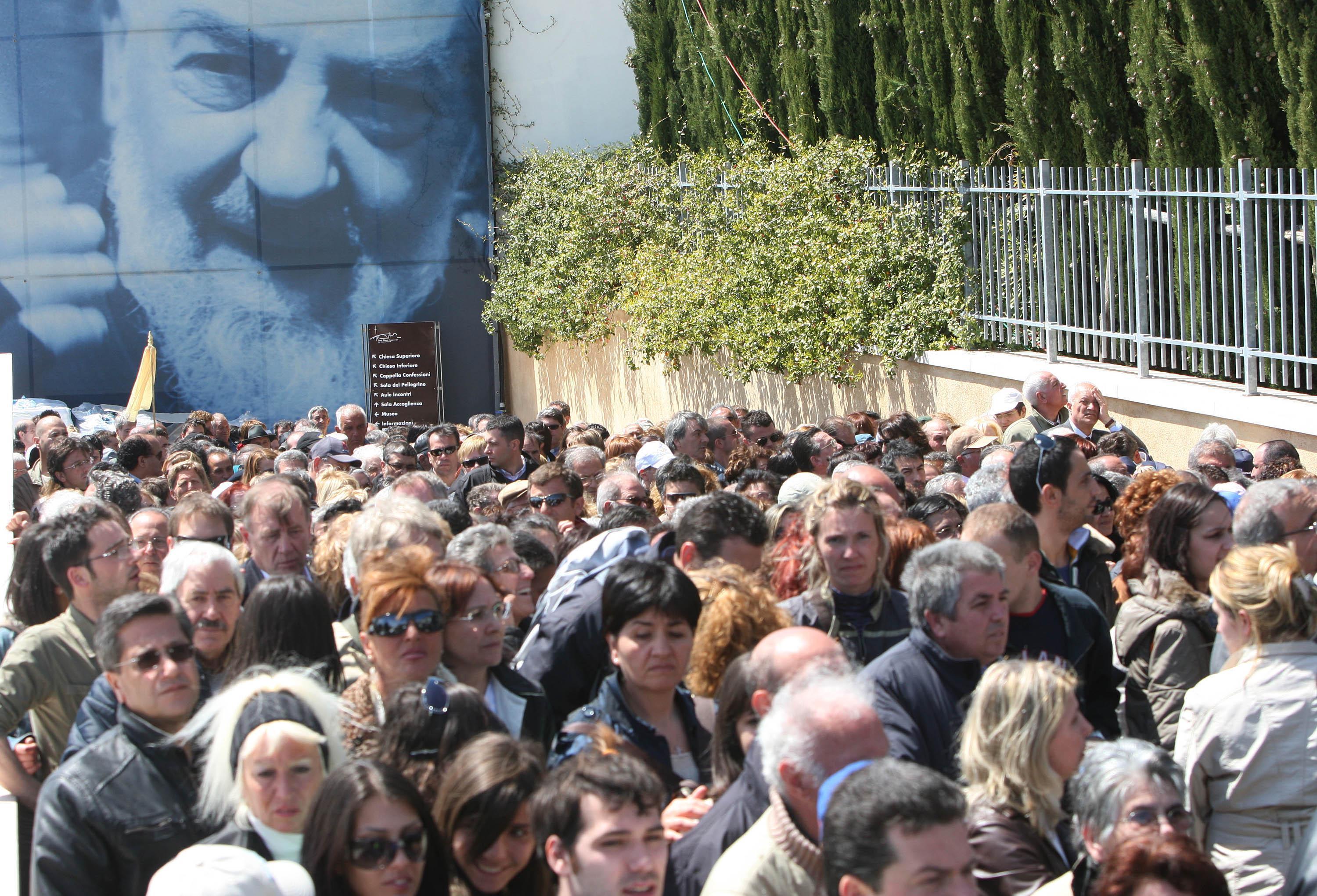 Fedeli di Padre Pio nel santuario di san Giovanni Rotondo