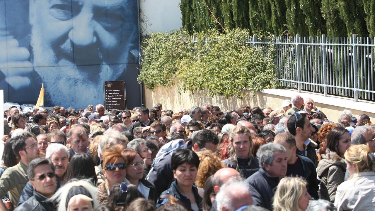 Fedeli di Padre Pio nel santuario di san Giovanni Rotondo