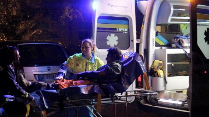 I soccorsi a uno dei giovani feriti nella lite