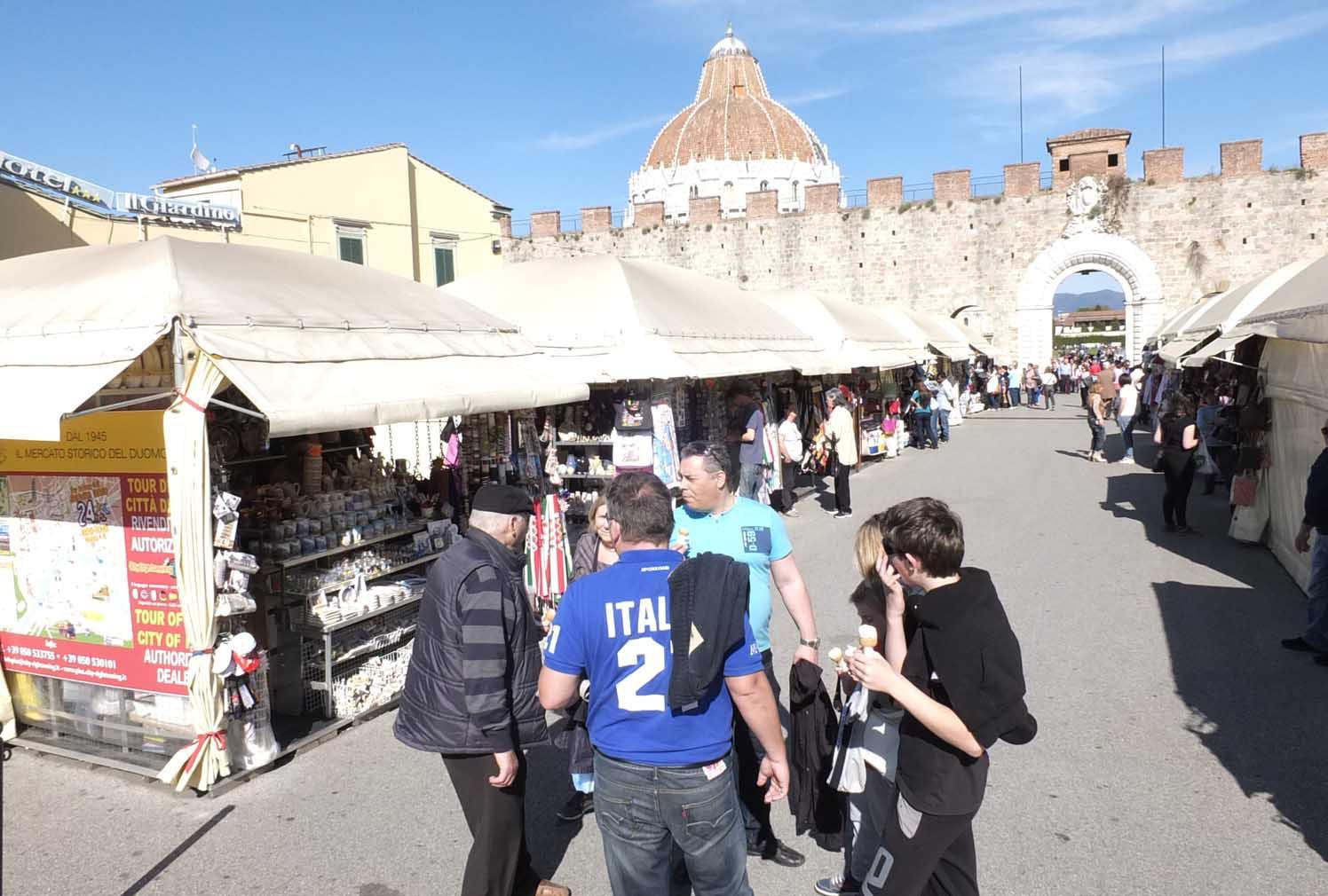 Le bancarelle in piazza Manin