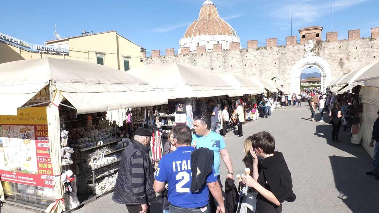 Le bancarelle in piazza Manin