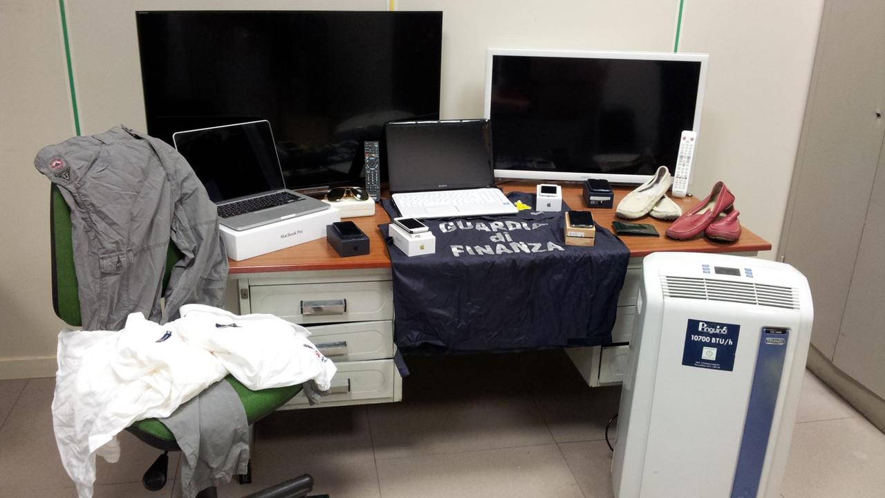 Parte del materiale sequestrato dalla Guardia di Finanza