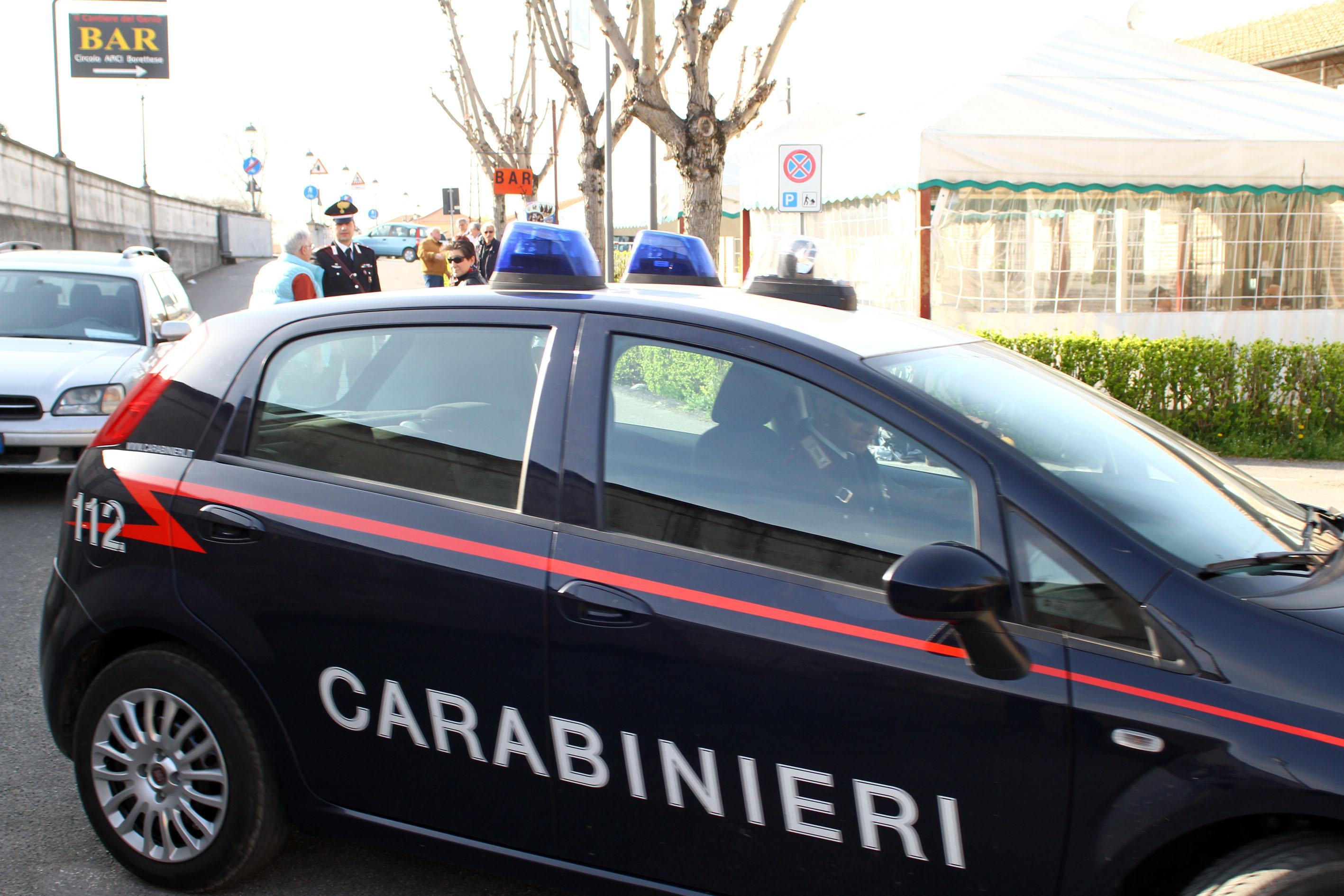 Usano l'auto come ariete e rubano sigarette e gratta e vinci